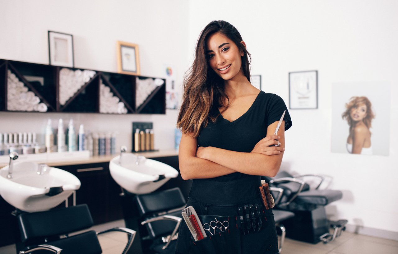 Hair stylist standing in a beauty salon 